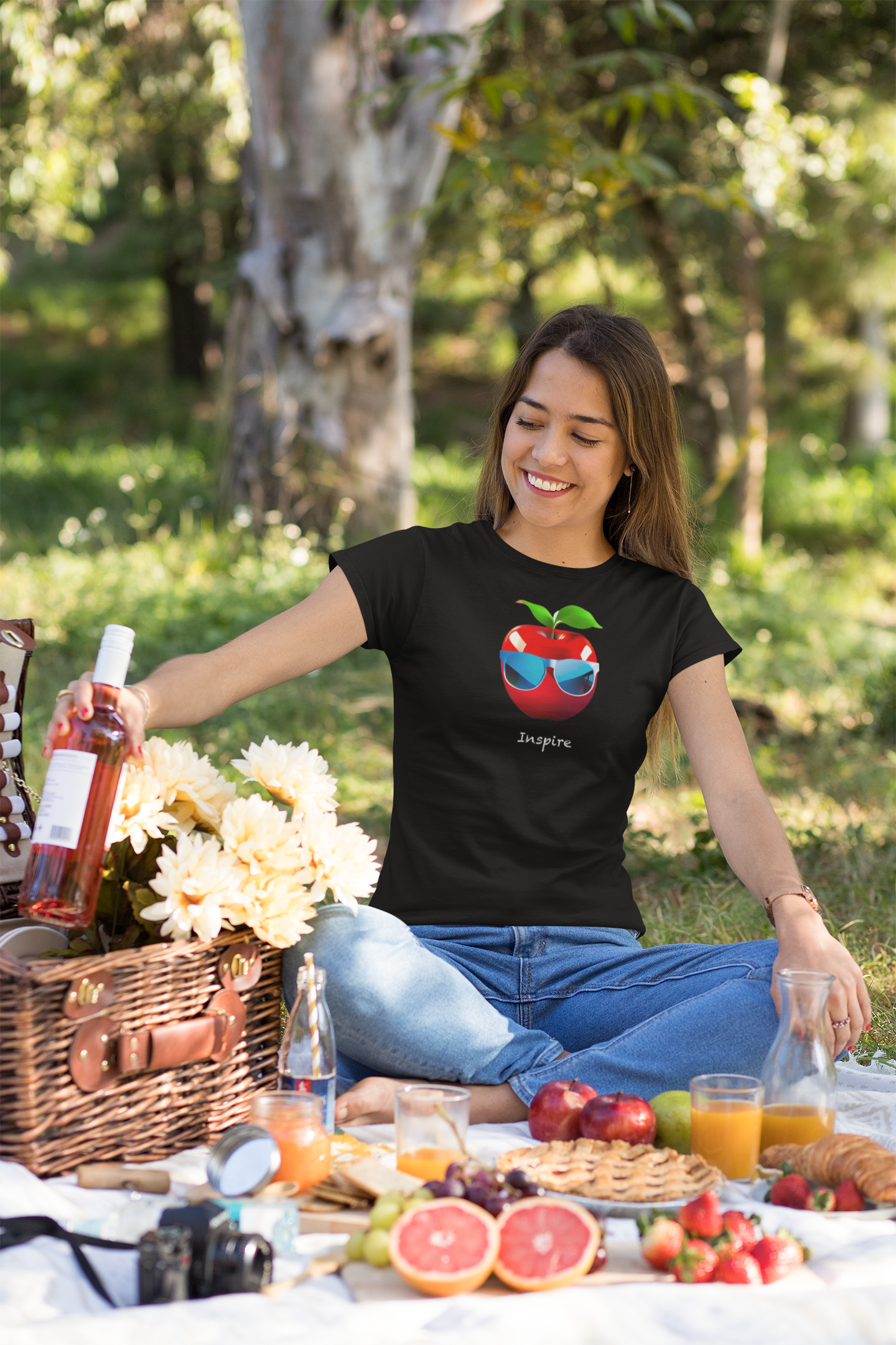 Chic Apple Women's Graphic Tee